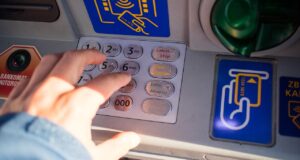 Vybírat peníze z bankomatu lze pouhým pípnutím. Ale je to bezpečné?